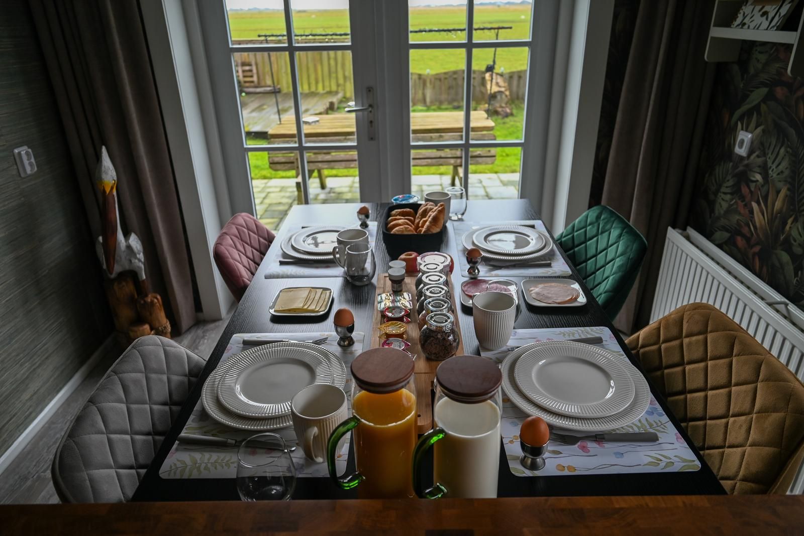 Het ontbijt in de woonkeuken van Appartement Akkerzicht Oudesluis