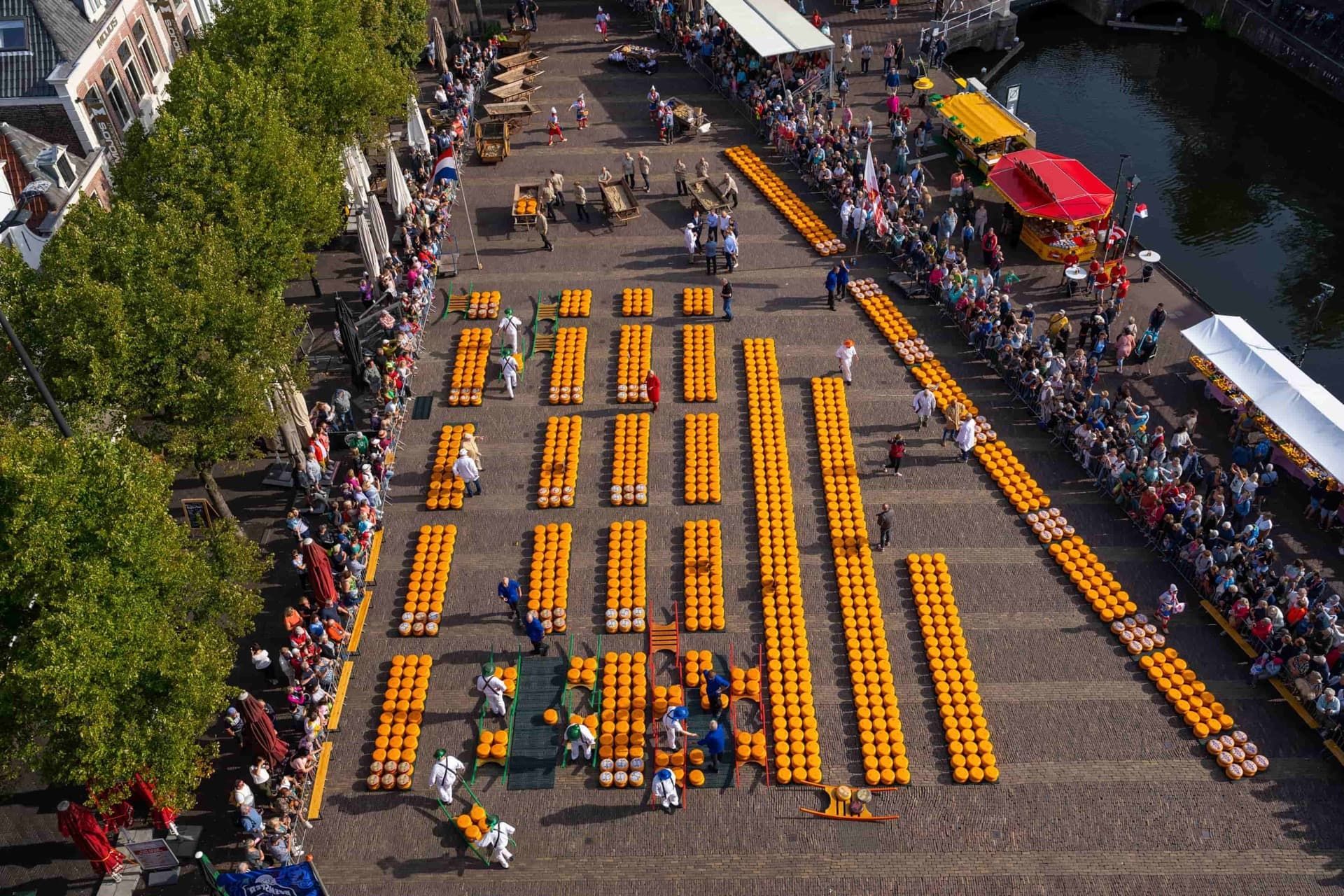 Historische attractie op het Waagplein, bekend om het traditionele schouwspel van kaasdragers en handelaars.