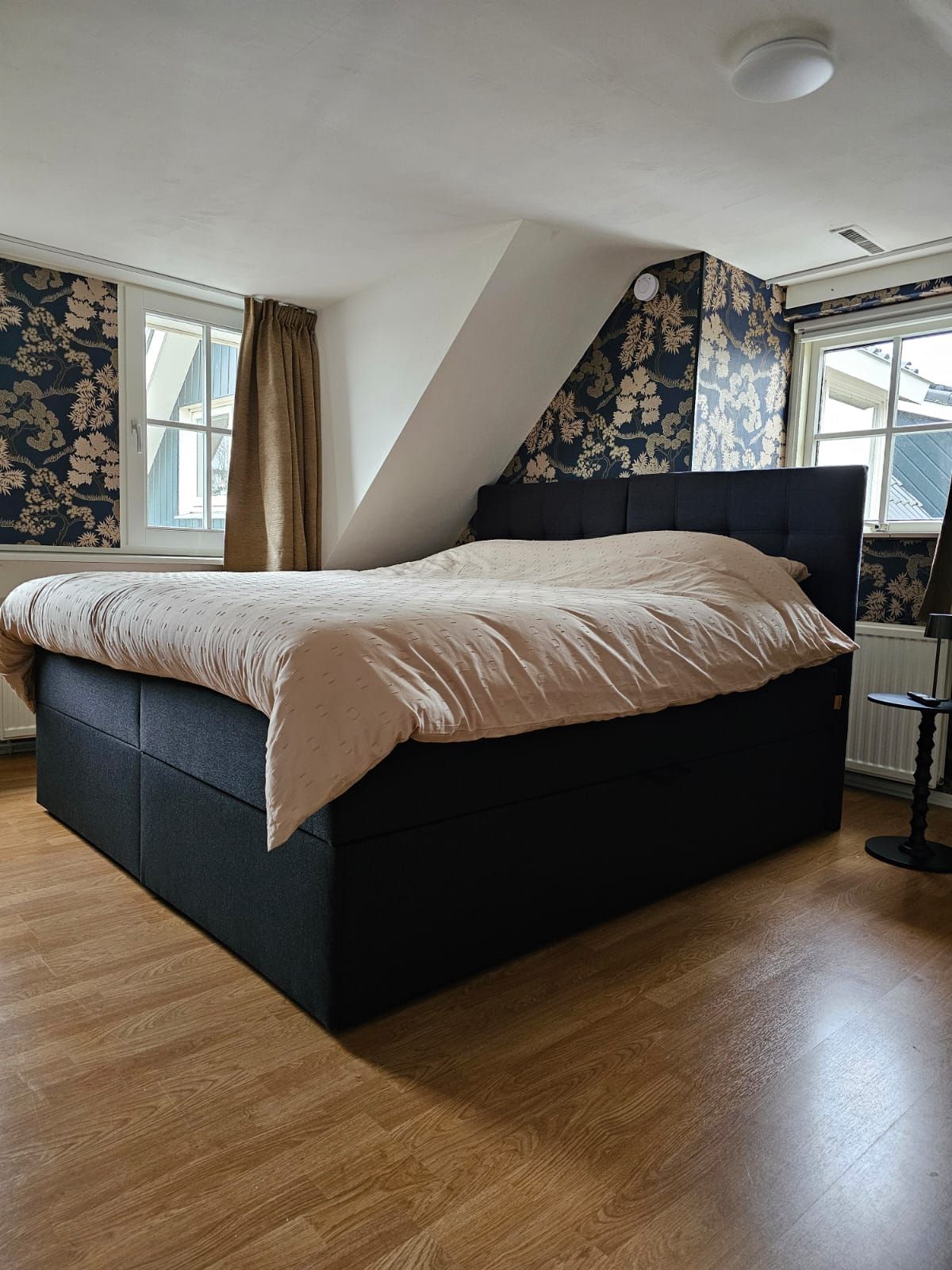 De Master bedroom met 1 King Size bed van Vakantiehuis Akkerzicht Oudesluis.