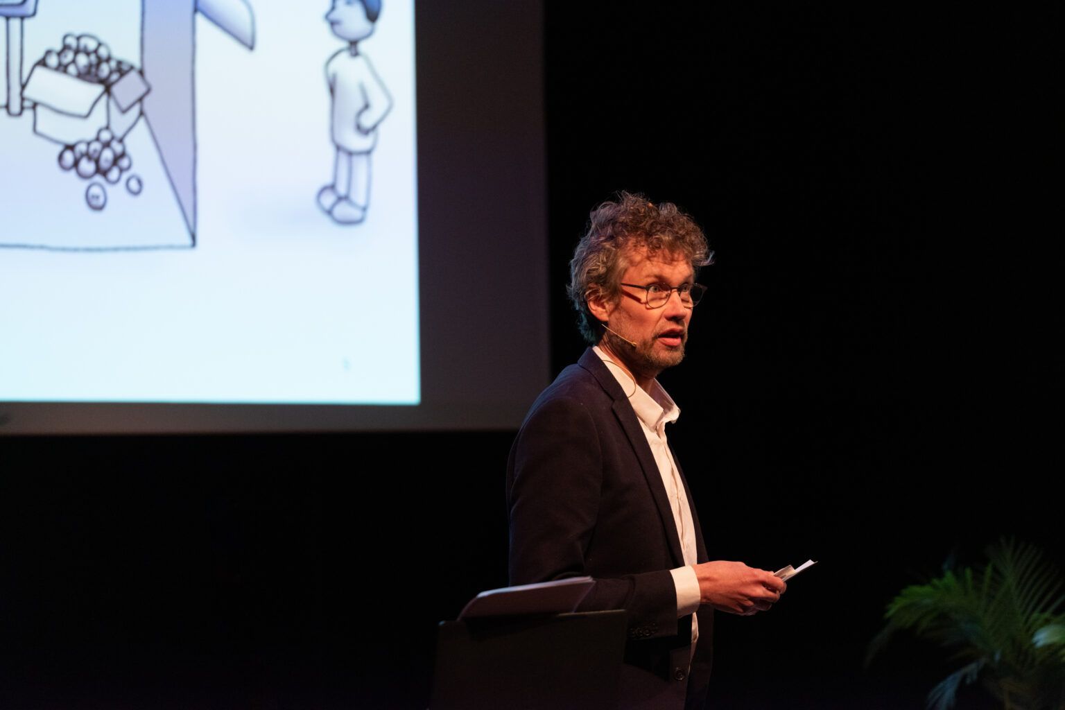 Op het symposium van de auteursbond over AI trad Ewoud op als moderator. Lees een verslag van de middag terug door de foto te klikken