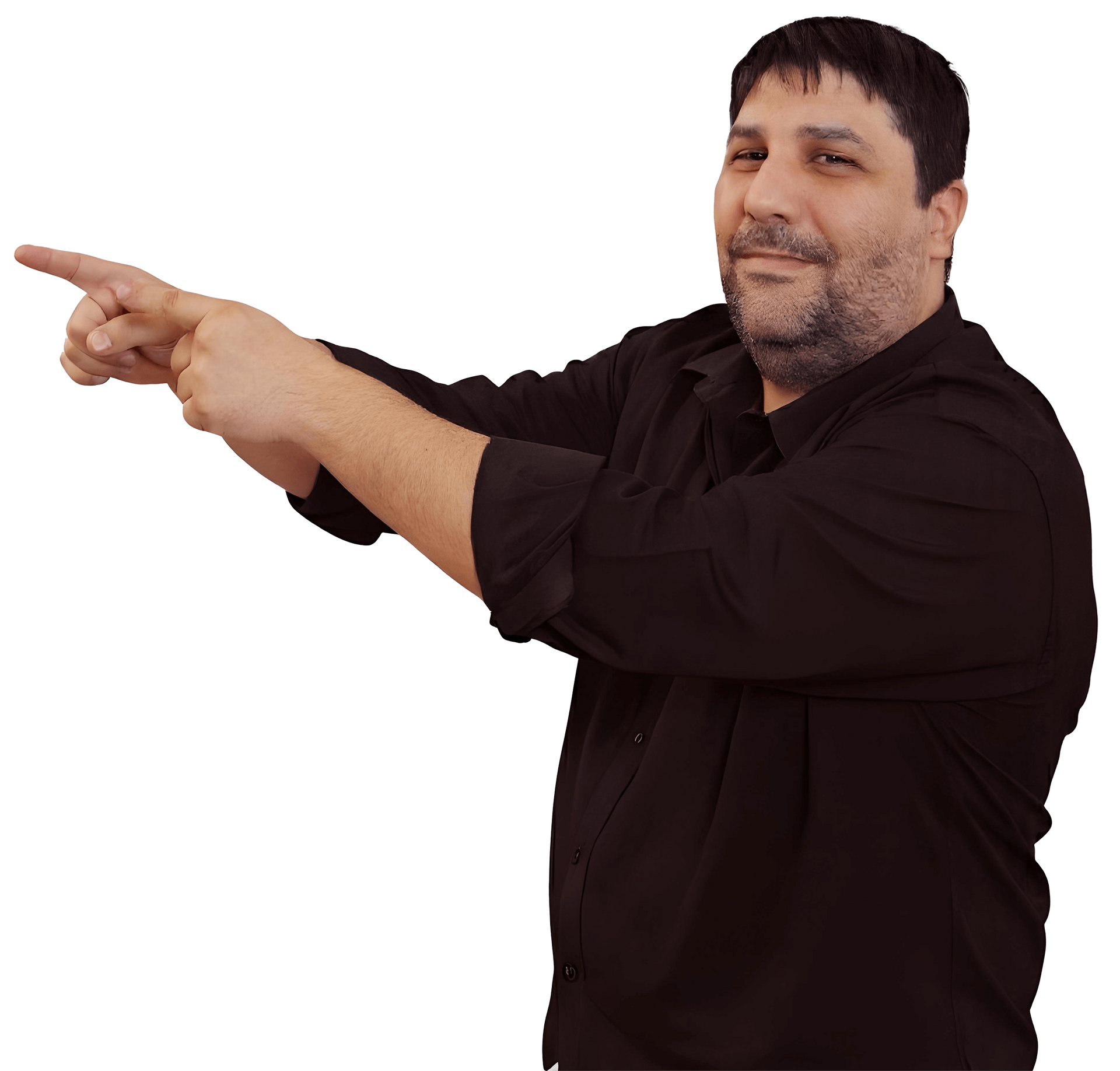 Hombre de cabello oscuro y barba, con camisa negra, señalando hacia la izquierda con ambas manos y sonriendo.
