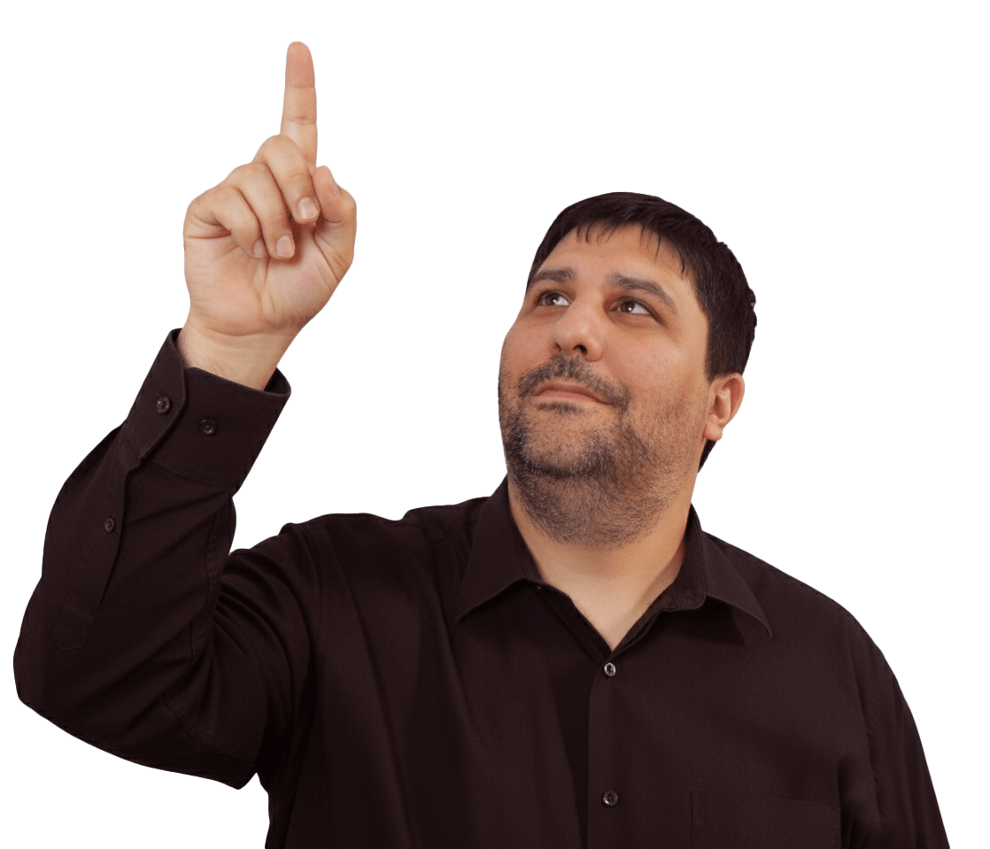 Hombre con camisa negra apuntando hacia arriba, mirando hacia arriba con una leve sonrisa.