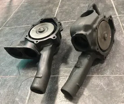 Dos sopladores de mano negros con carcasas metálicas redondas yacen sobre un suelo de baldosas.
