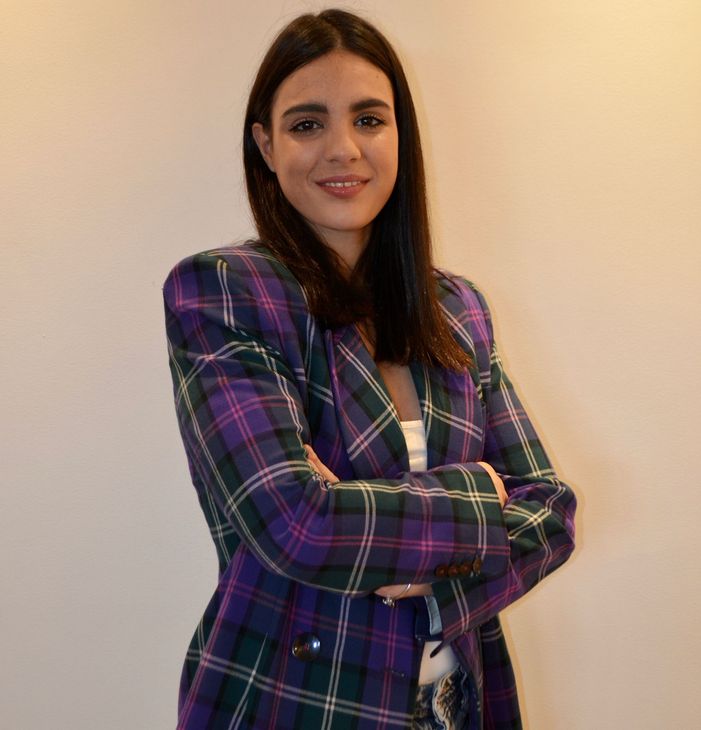 una mujer está sentada en un sofá hablando con un psicólogo