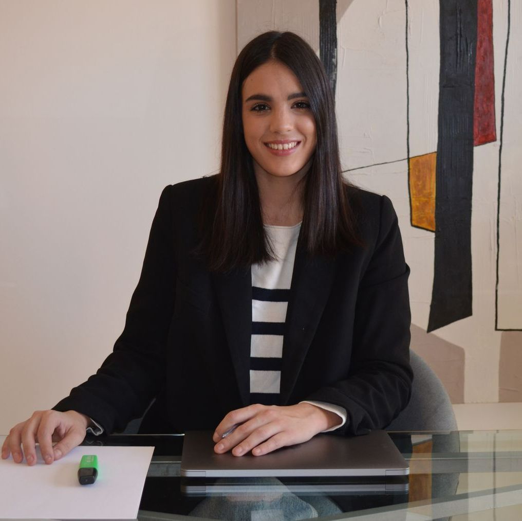 una mujer está sentada en un sofá hablando con un psicólogo
