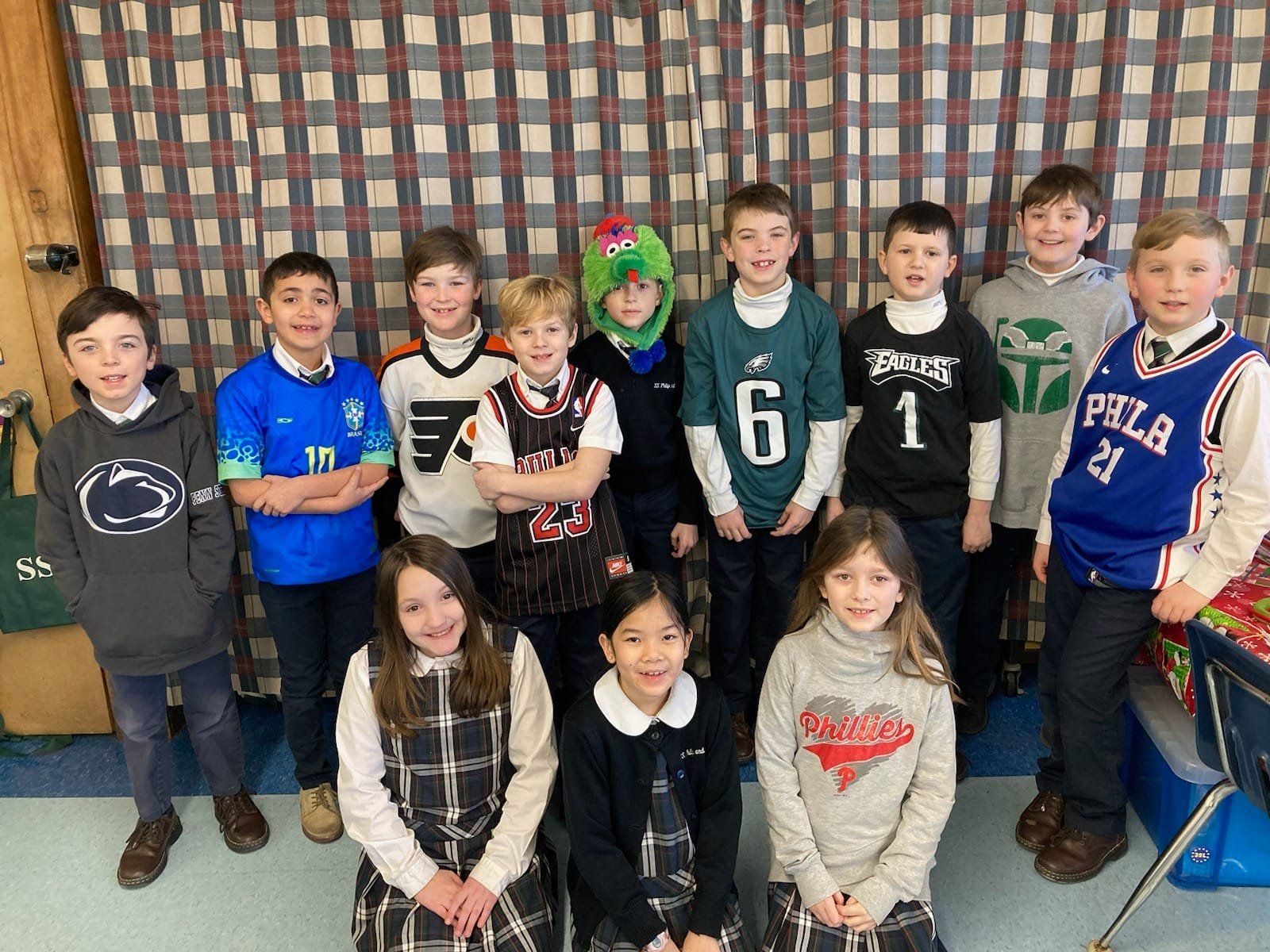 A group of children are posing for a picture in a classroom.