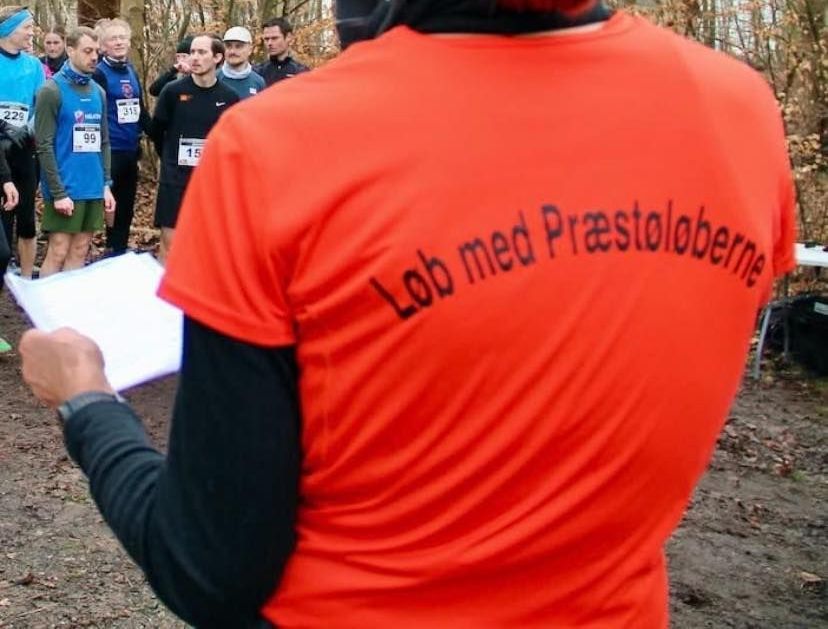 En person iført en rød skjorte med teksten 