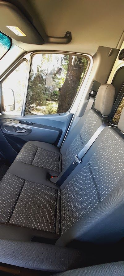 Interior de una camioneta con dos asientos para pasajeros