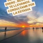 Atardecer sobre el océano, playa con siluetas de personas. 