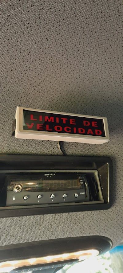 Vista interior del tablero de un vehículo. Un letrero sobre la radio dice 