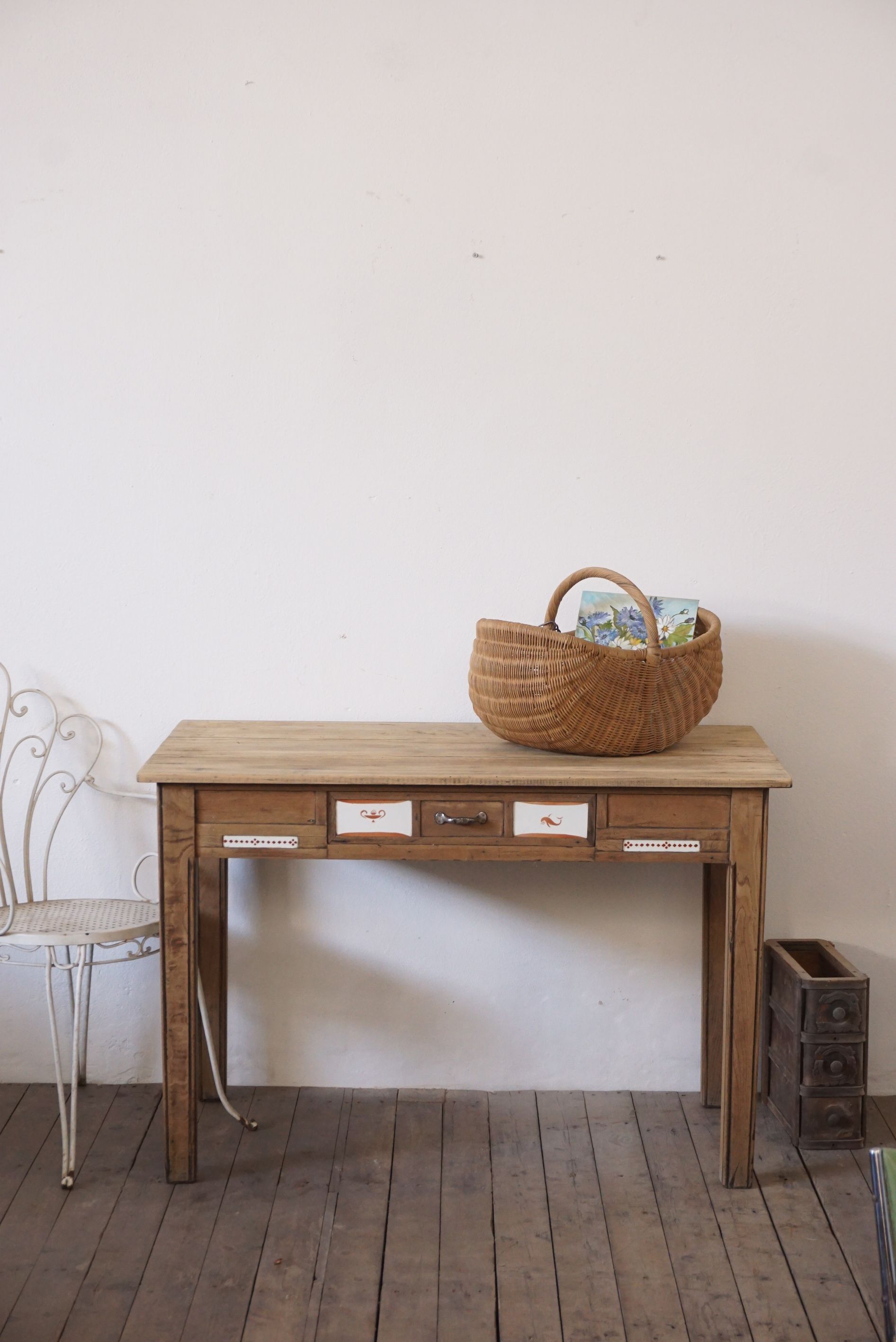 Tavolo con inserti in ceramica