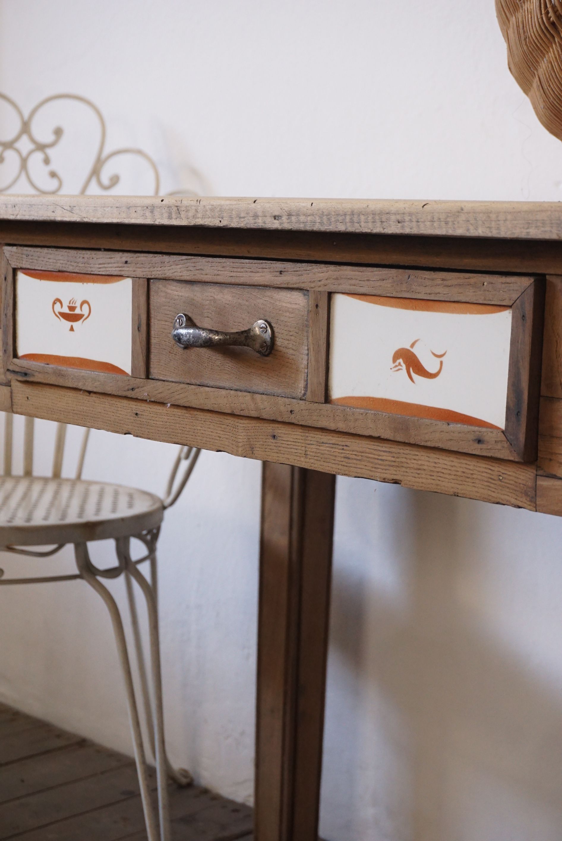 Tavolo con inserti in ceramica