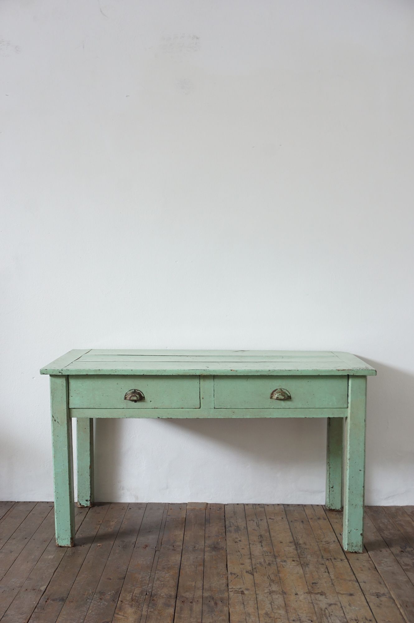 Tavolo verde con due cassetti