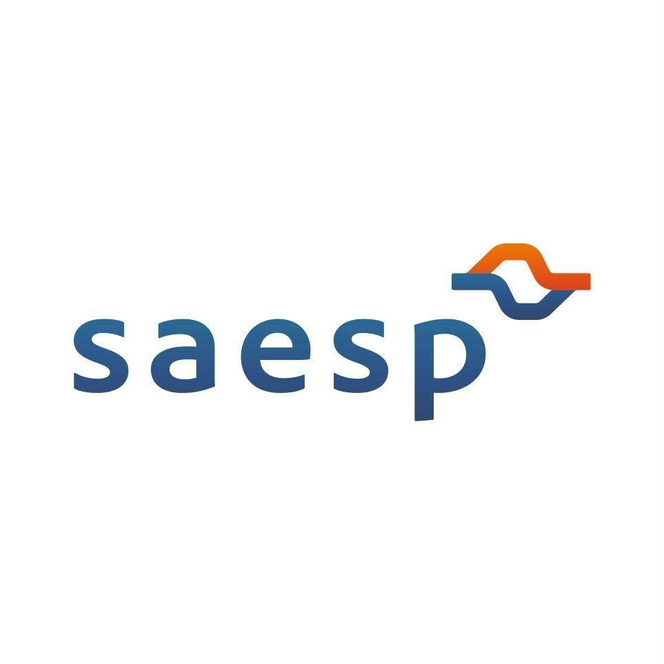 Logotipo da Saesp em letras minúsculas azuis com detalhe em laranja e azul-marinho acima do p