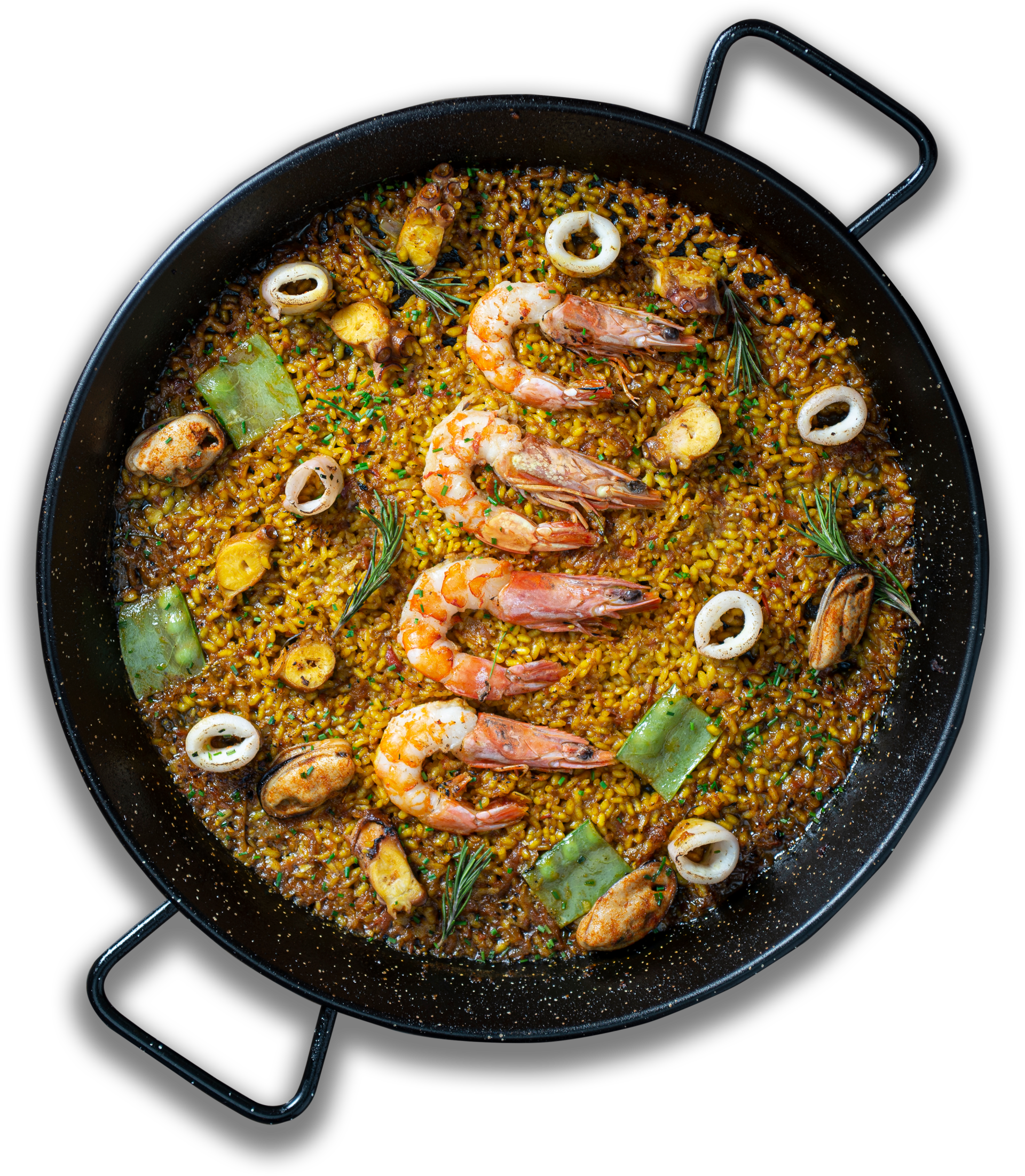Paella preparada de cima para baixo em uma panela preta com camarão, mexilhões, ervilhas e arroz.