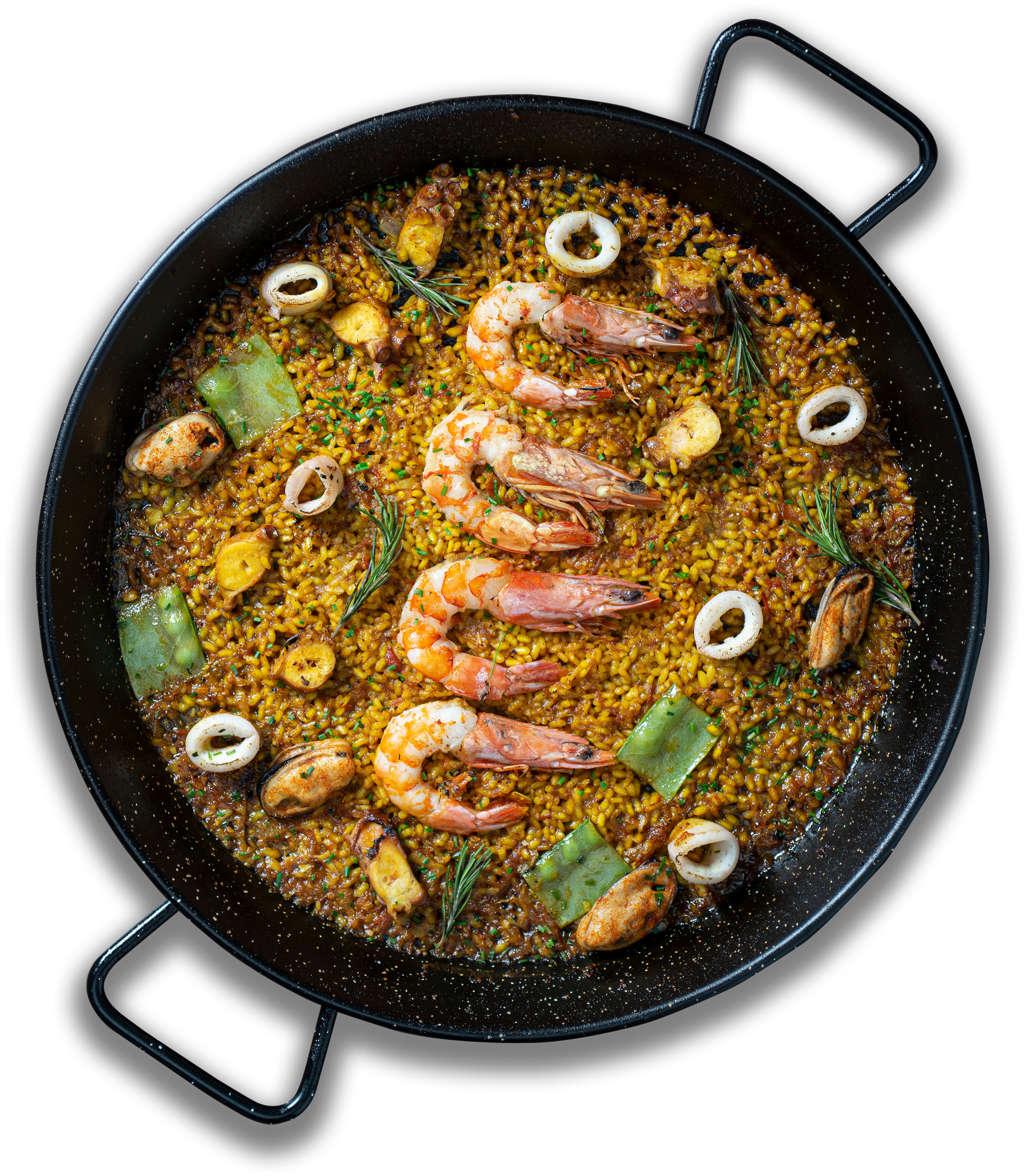 Vista de cima de uma paella com camarão, mexilhões e legumes.