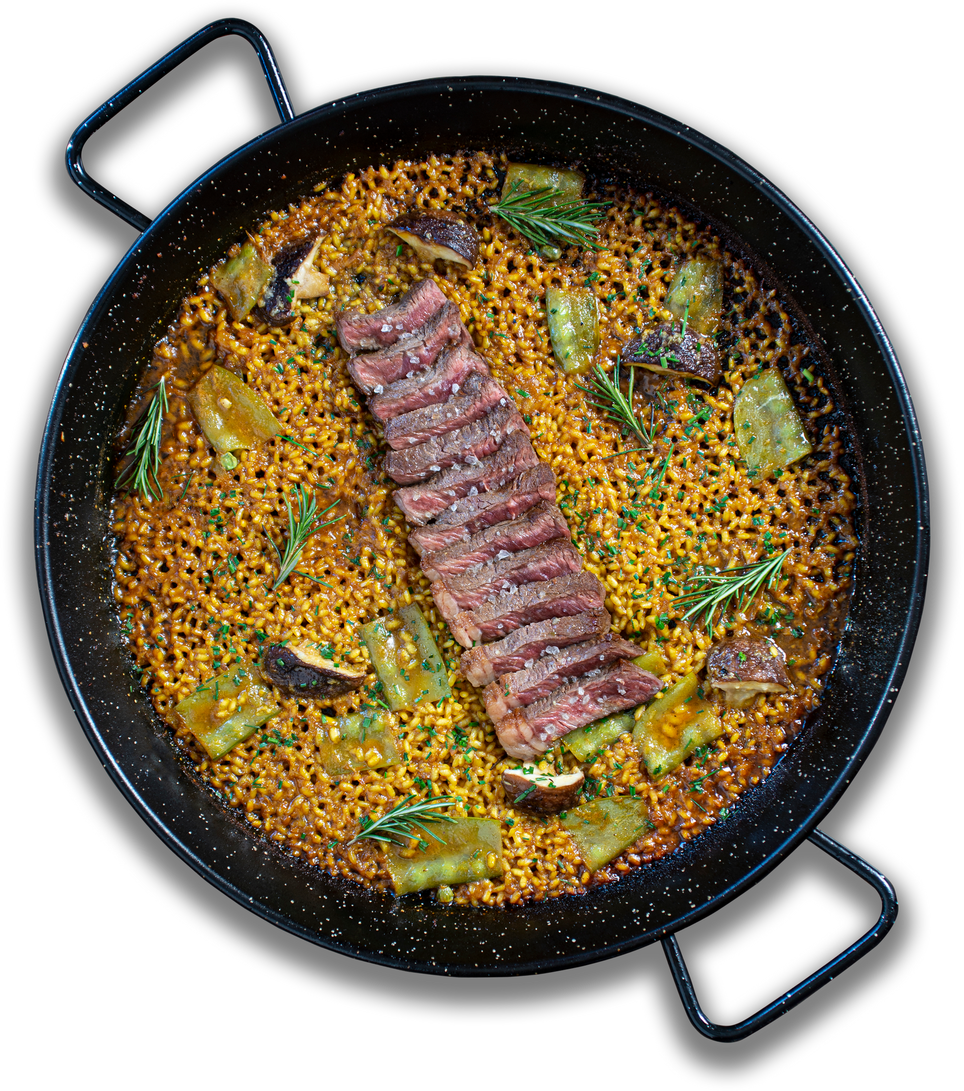 Uma paella em forma de panela redonda, coberta com fatias de carne grelhada e ervas frescas.