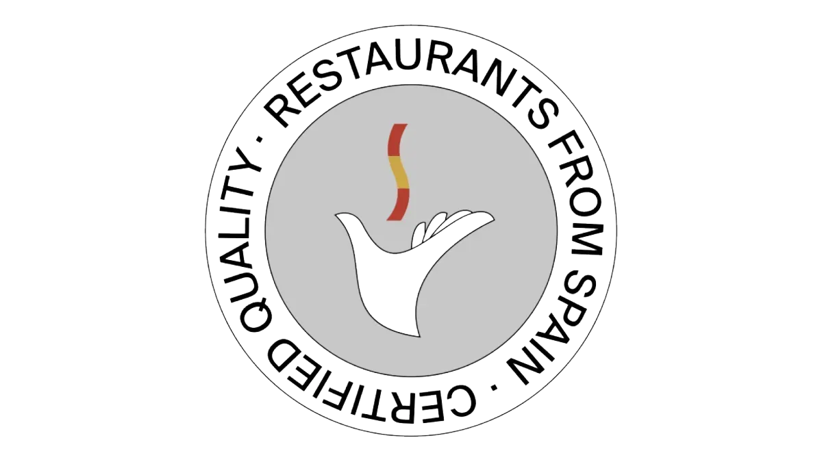 Logotipo redondo de RESTAURANTES CERTIFICADOS DE QUALIDADE DA ESPANHA com uma pomba branca e uma chama vermelho-amarela sobre fundo cinza.