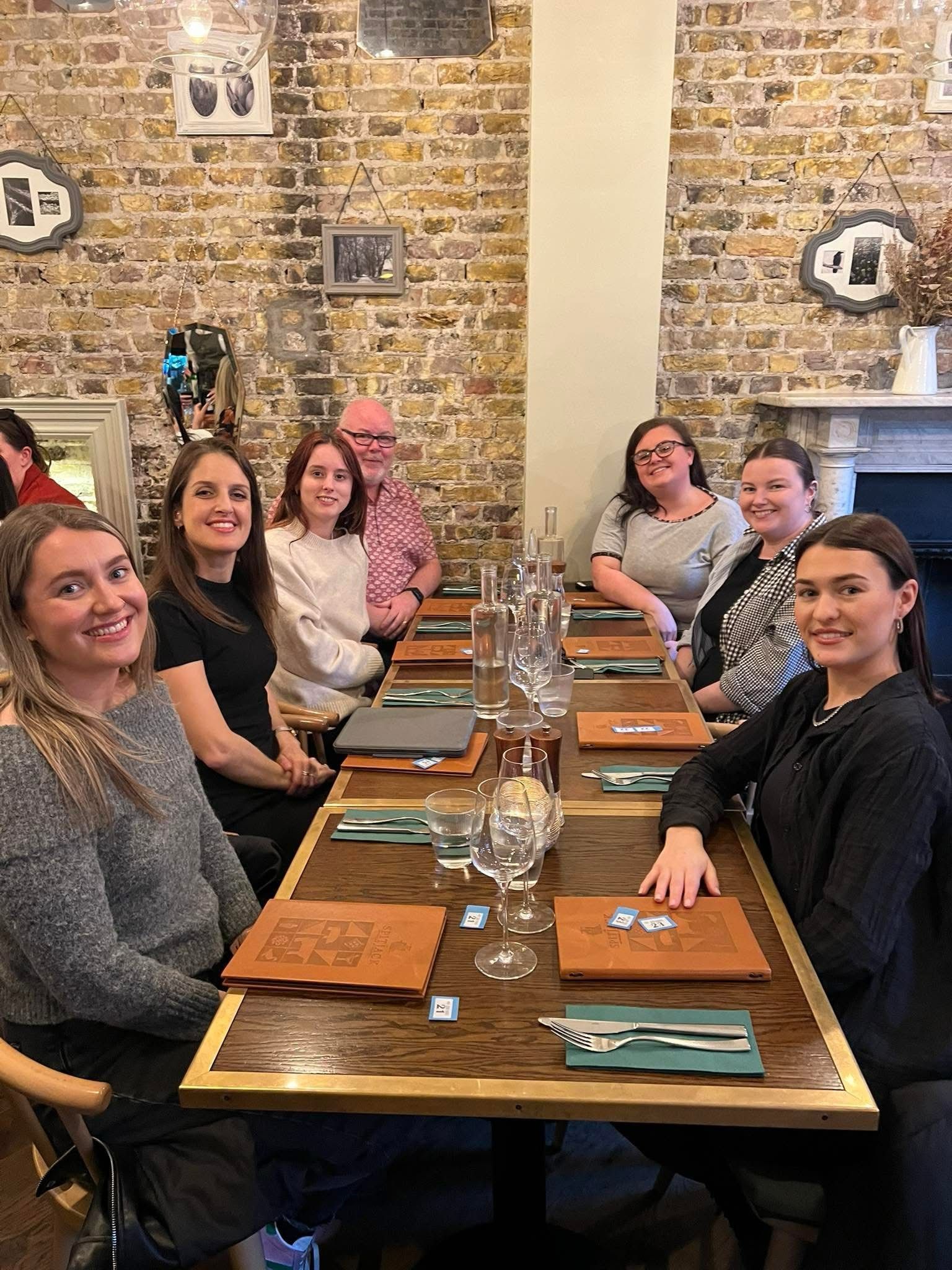 A group of people are sitting at a table in a restaurant.