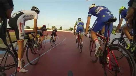 Un grupo de personas va en bicicleta por una pista.