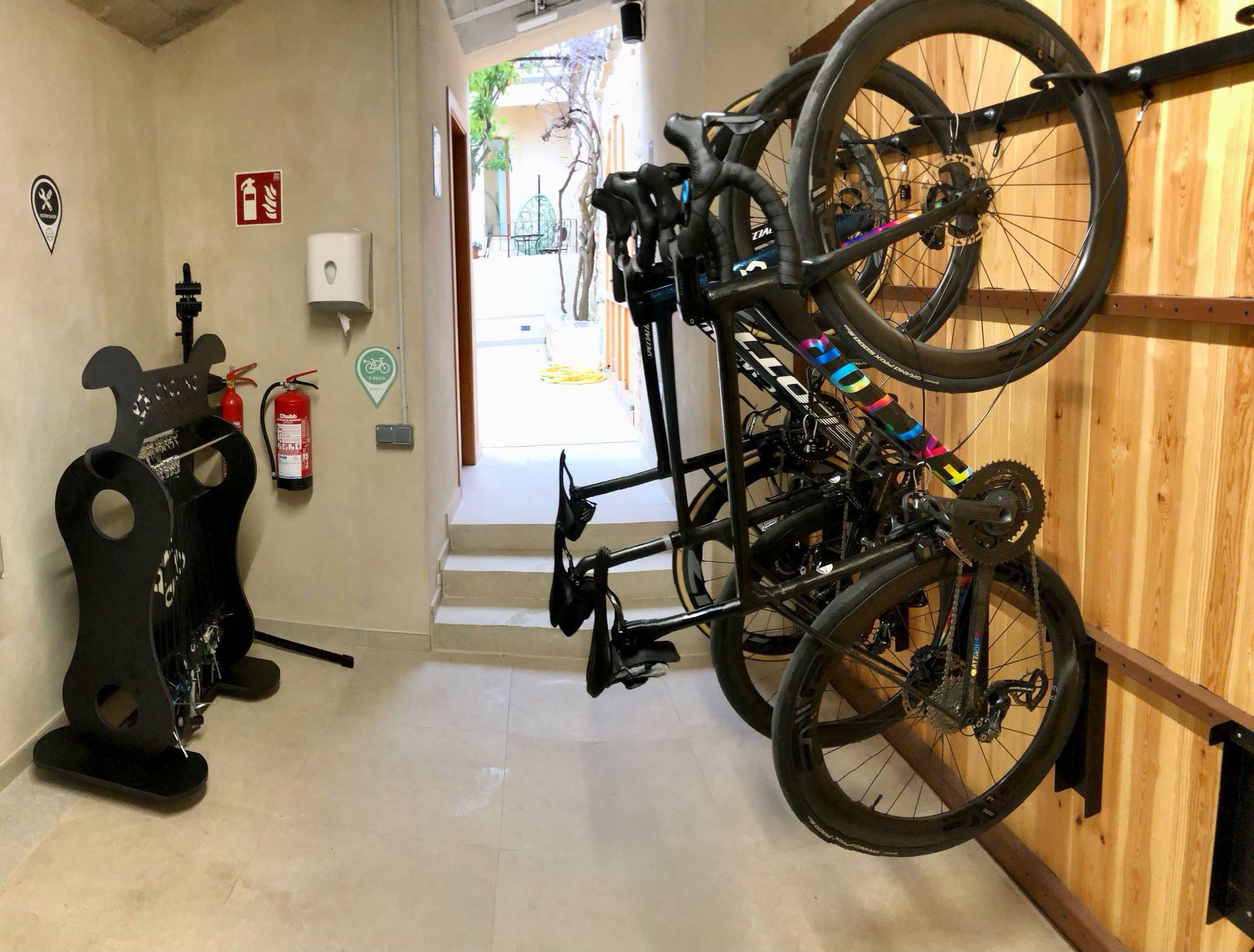 Un primer plano de una bicicleta con la palabra orbe en ella.