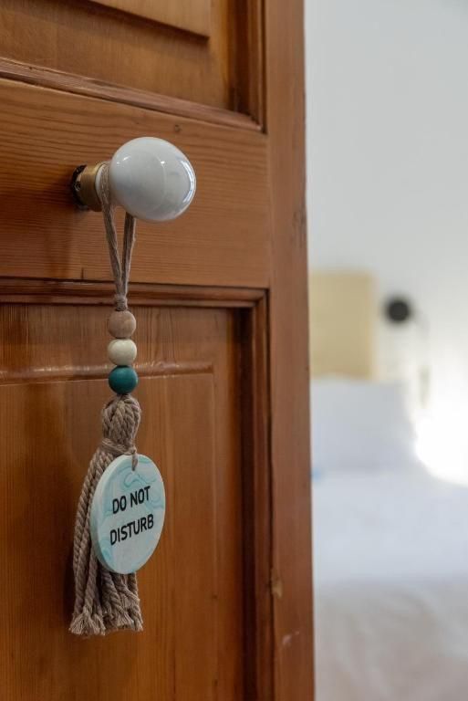 Puerta de madera con un cartel de