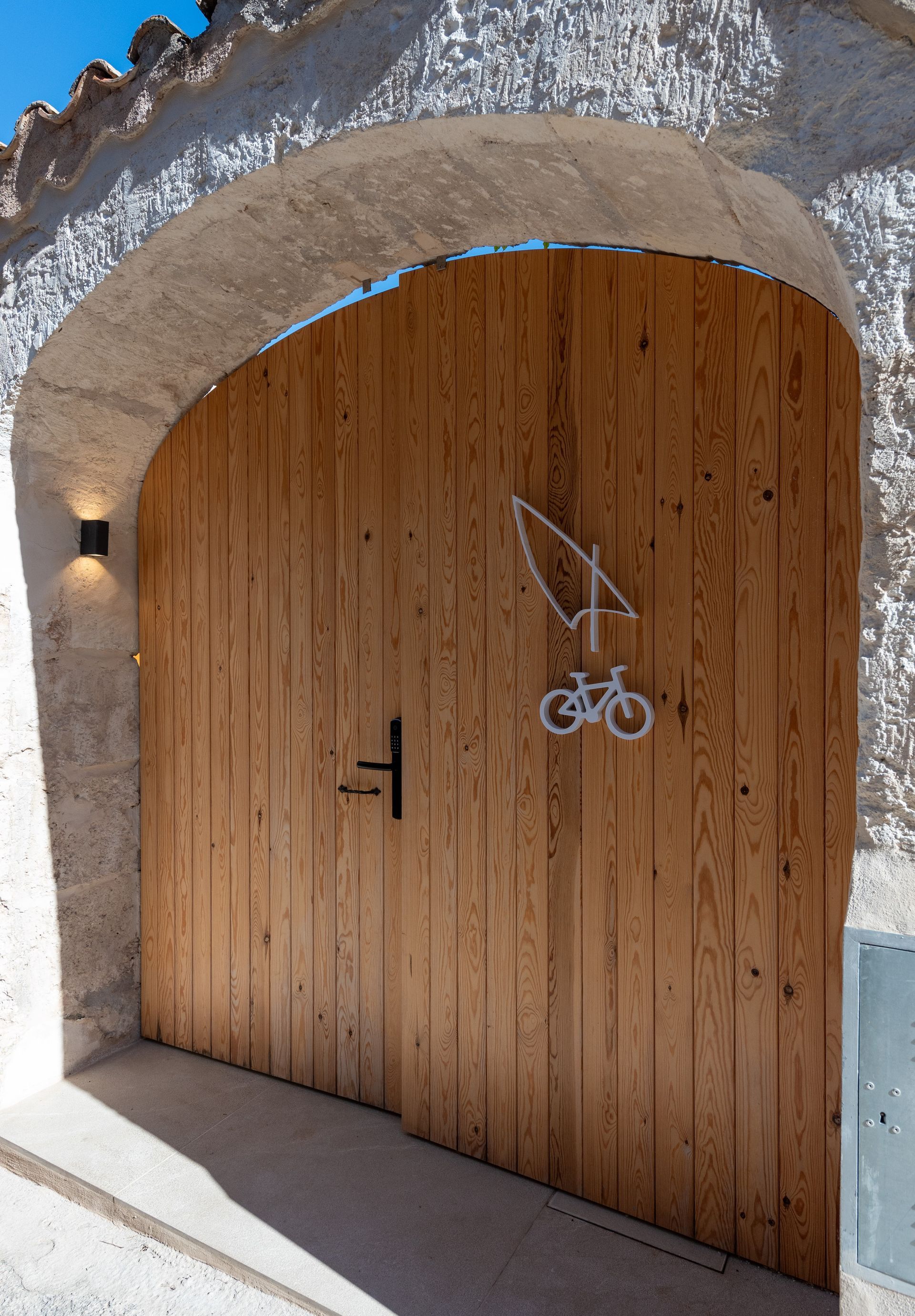 Una puerta de madera con un símbolo de bicicleta.
