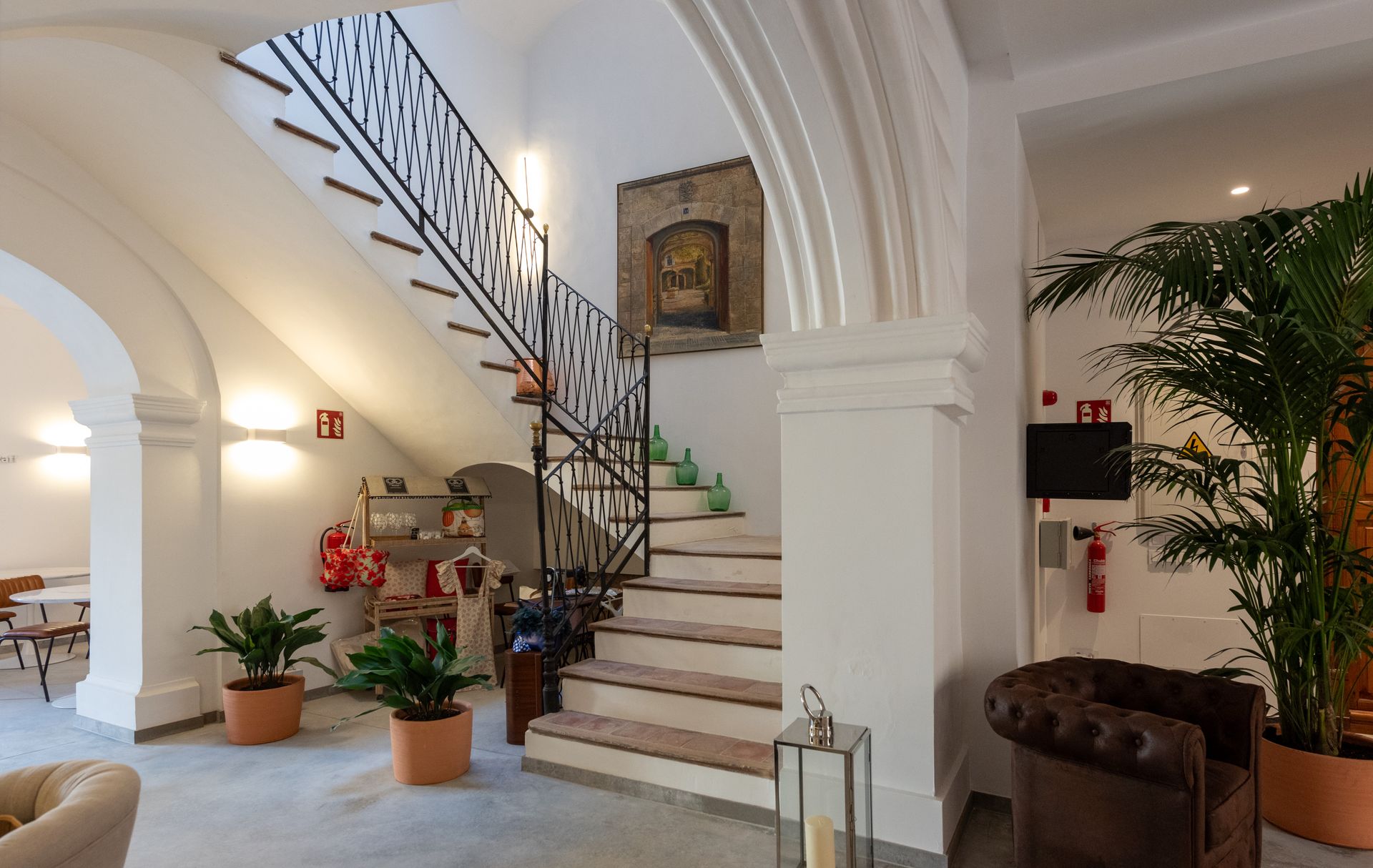 Una sala de estar con escaleras que conducen al segundo piso.