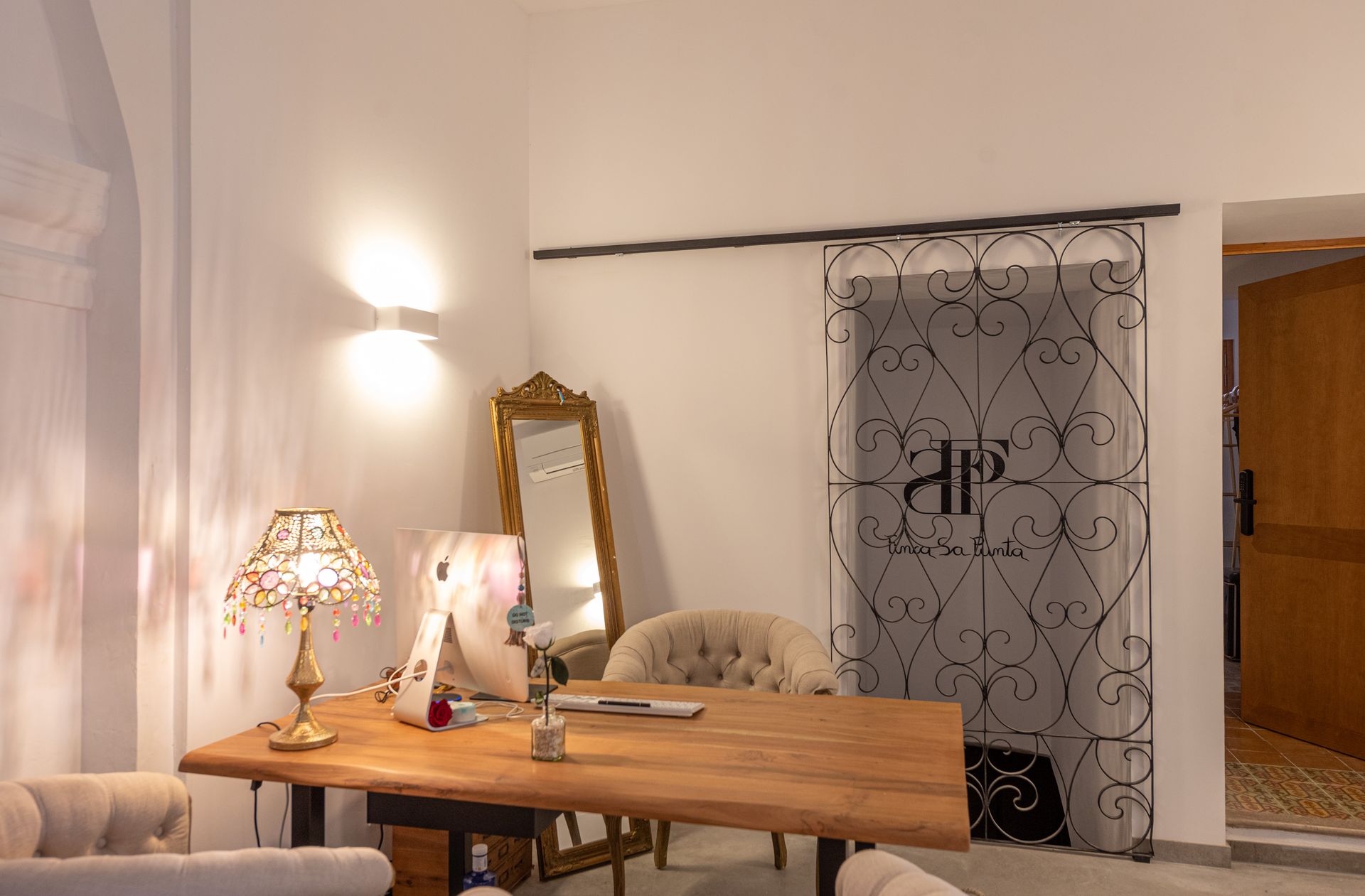 Una sala de estar con una mesa y sillas y un espejo.