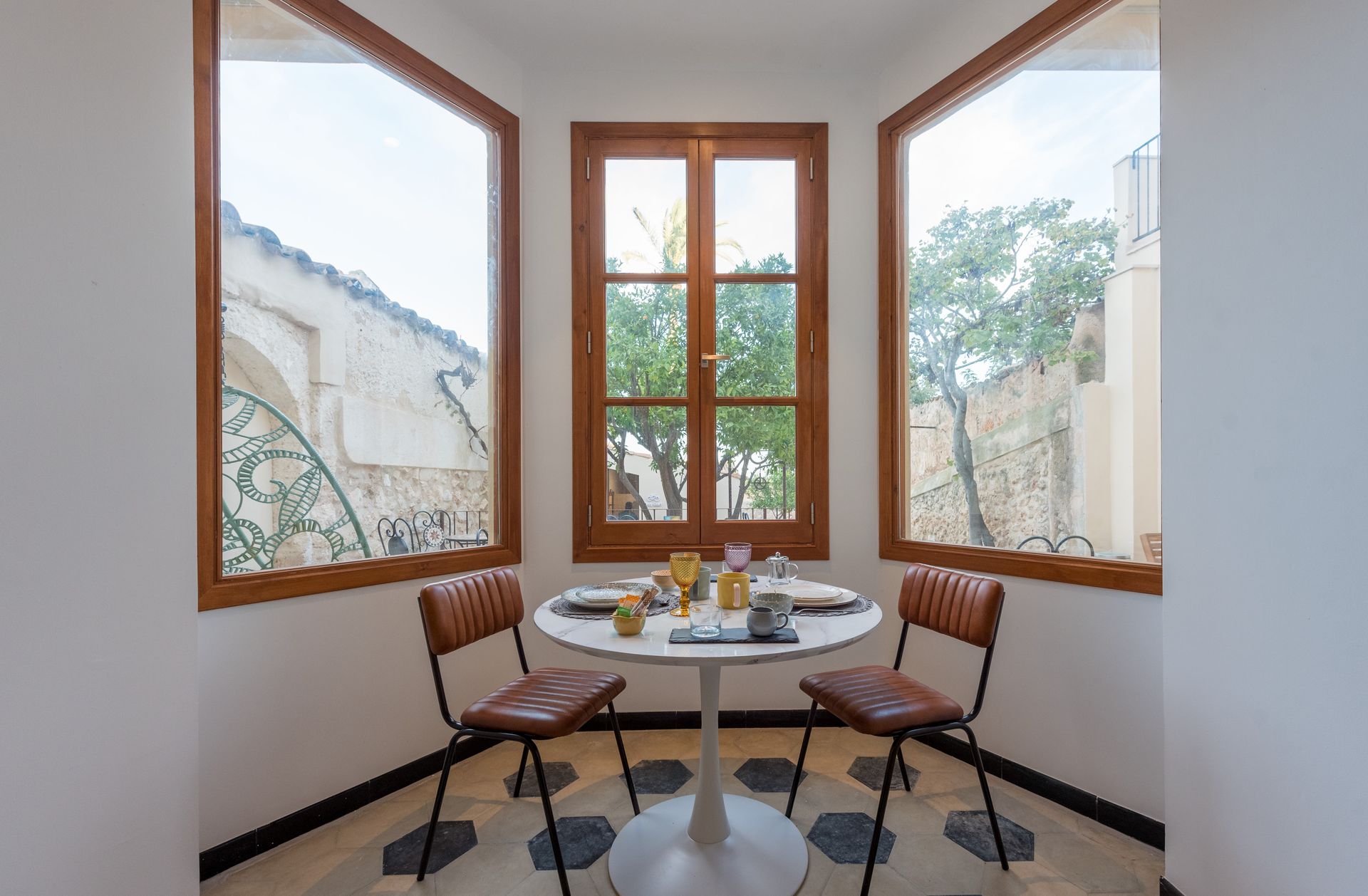 Hay una mesa y sillas en la esquina de la habitación.