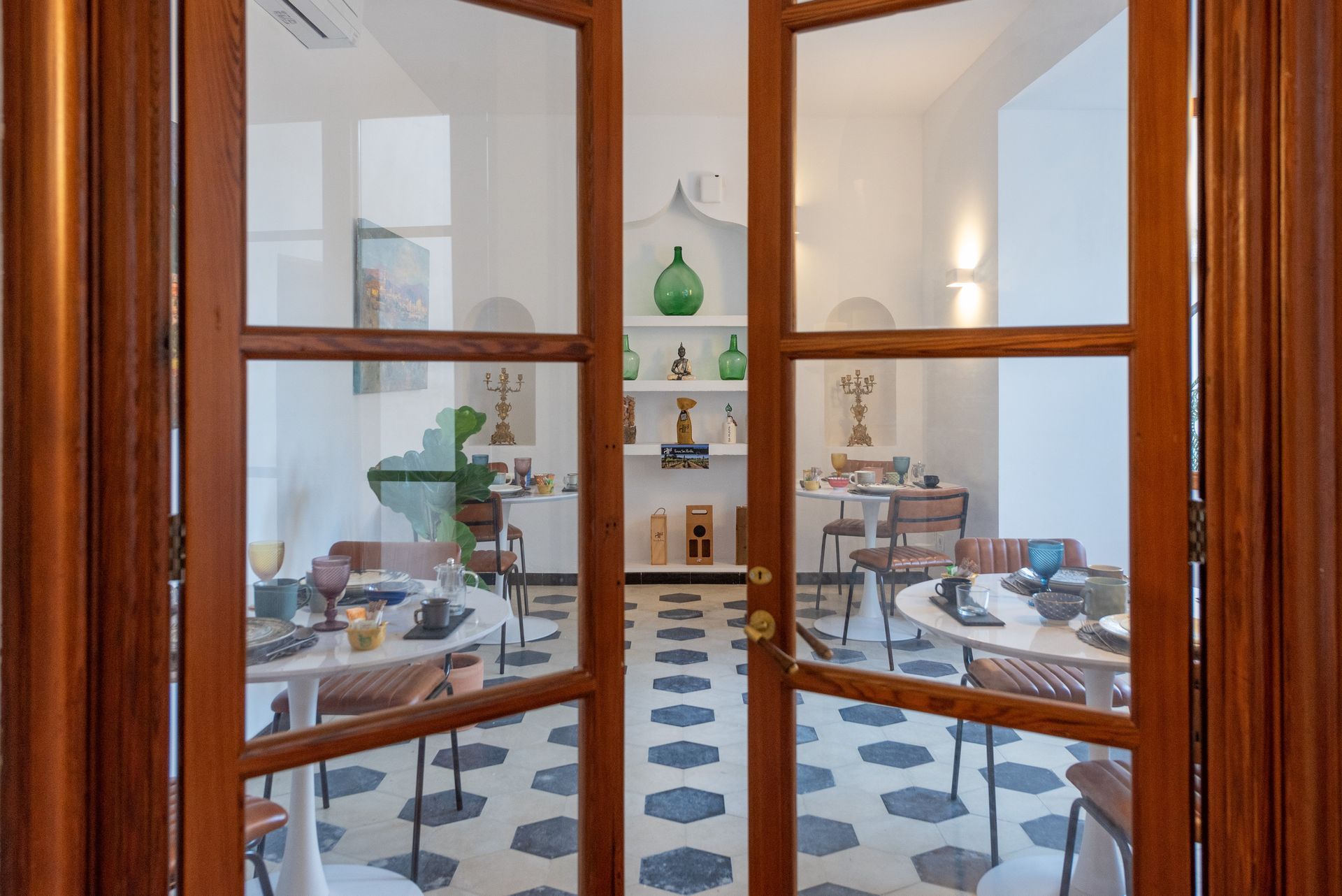 Una vista de un comedor a través de una puerta de vidrio.