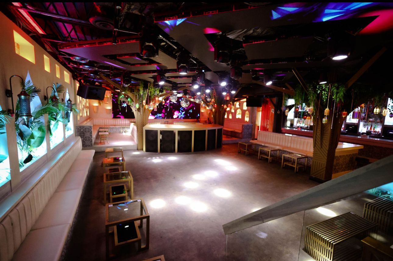 Hookah and club venue
Weekend brunch with hookah
Nightlife near me
Day party events
