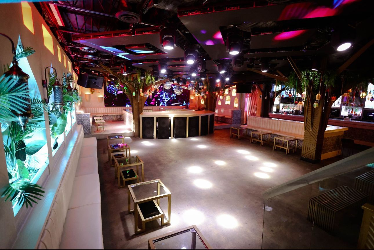 Hookah and club venue
Weekend brunch with hookah
Nightlife near me
Day party events