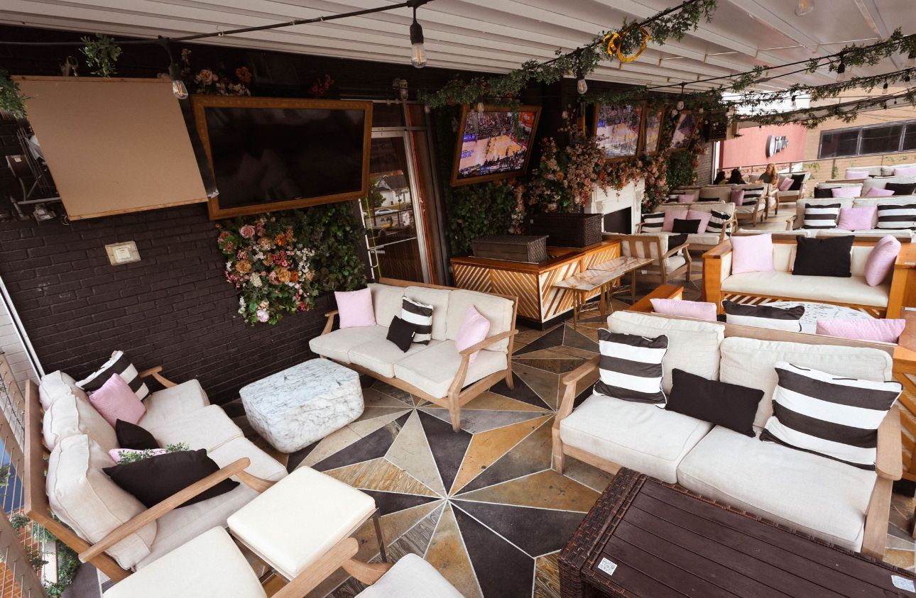 Hookah and club venue
Weekend brunch with hookah
Nightlife near me
Day party events