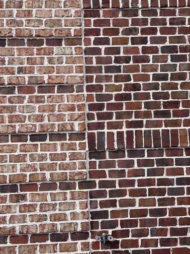 Metro Atlanta brick mason installs dual-pattern commercial brick wall with contrasting brick types on restaurant exterior.