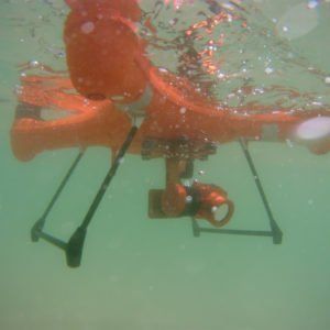 Un drone vole sous l'eau dans l'océan.