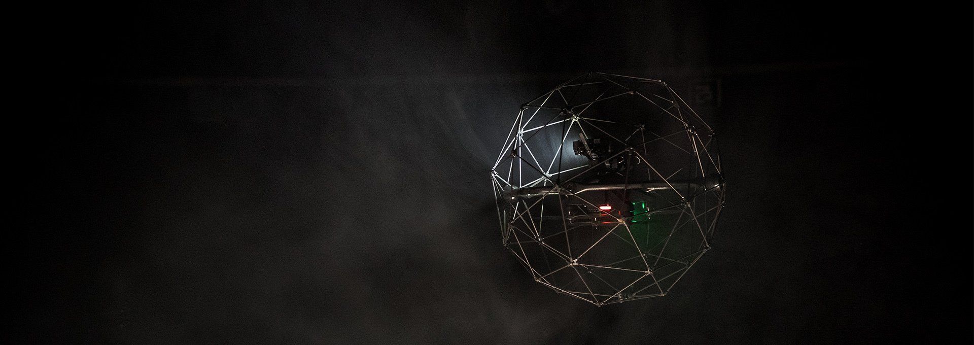 Un objet sphérique vole dans les airs dans l’obscurité.