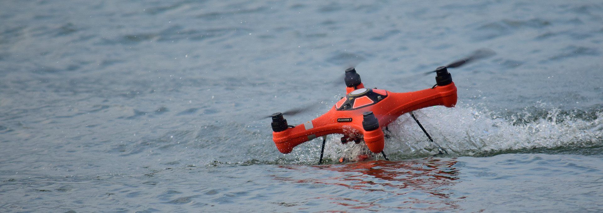 Un drone survole un plan d'eau.