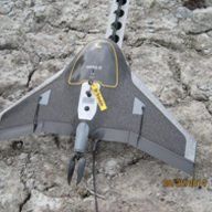 Un petit drone est assis au sommet d'une surface rocheuse.