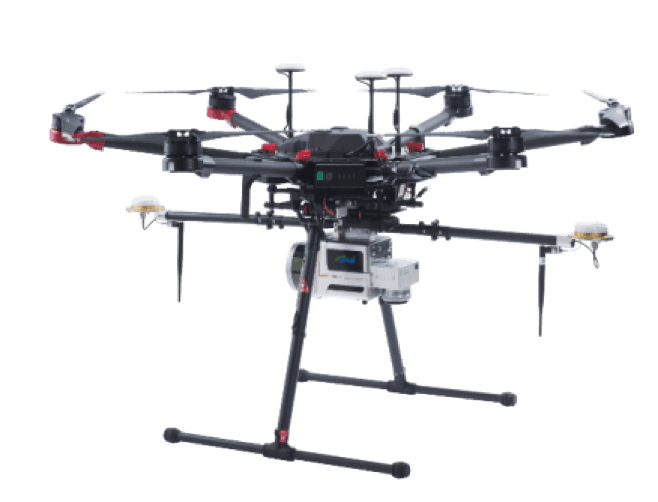 Un drone est assis sur un support sur un fond blanc.