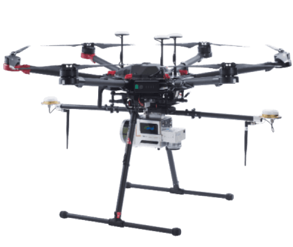 Un drone auquel est attachée une caméra est posé sur un support.