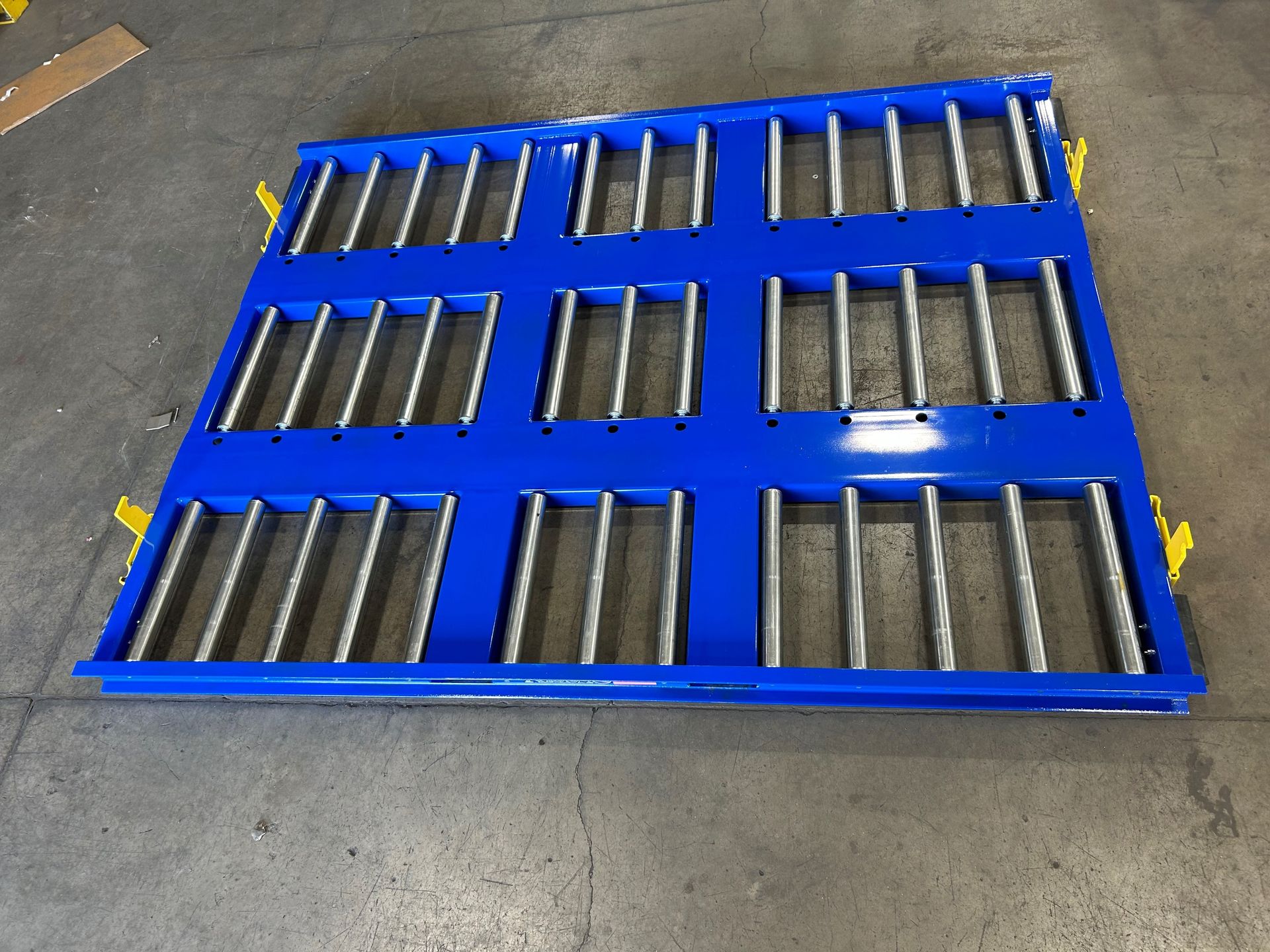 Bidirectional Large Roller 4-way access slave pallet with flip locks