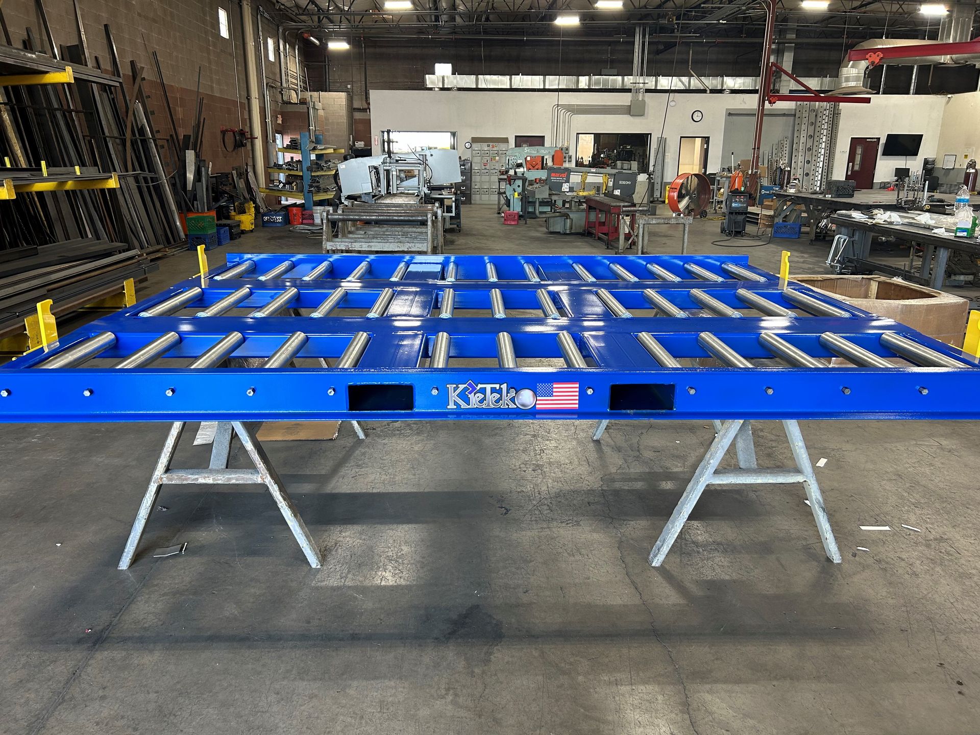 Bidirectional Large Roller 4-way access slave pallet with flip locks
