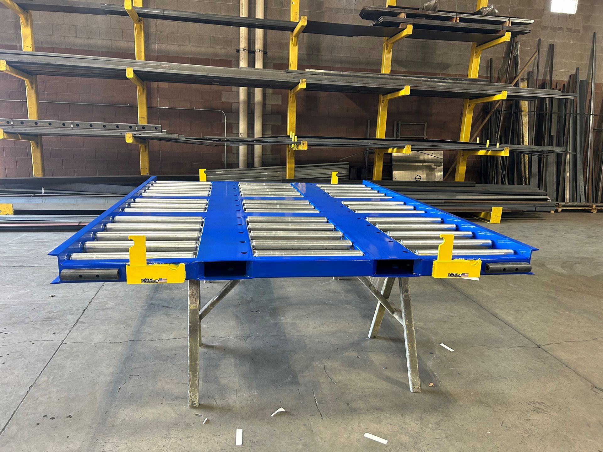 Bidirectional Large Roller 4-way access slave pallet with flip locks