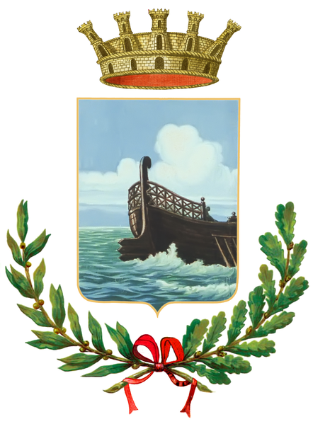 Emblema marittimo coronato con una nave nera in mare incorniciata da rami di alloro e un nastro rosso