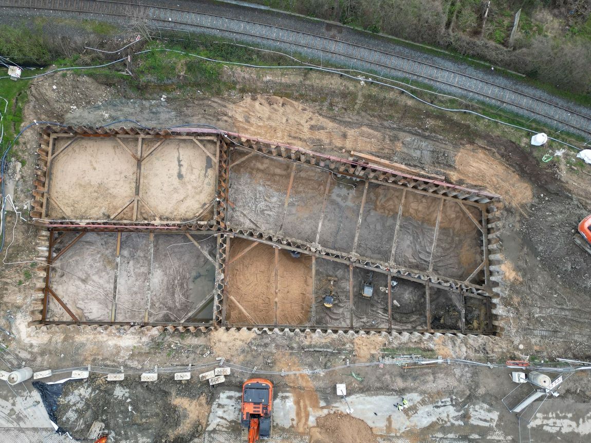 Die TERRA wurde zur Sanierung eines Tankschadens mit dem Bodenaustausch der kontaminierten Zone im Schutz eines Spundwandverbaus beauftragt. Zur Sicherung eines benachbarten Bahndamms erfolgten die Wasserhaltung und Sanierungsarbeiten innerhalb eines massiv ausgesteiften Spundwandkastens in verschiedenen Bauabschnitten. 