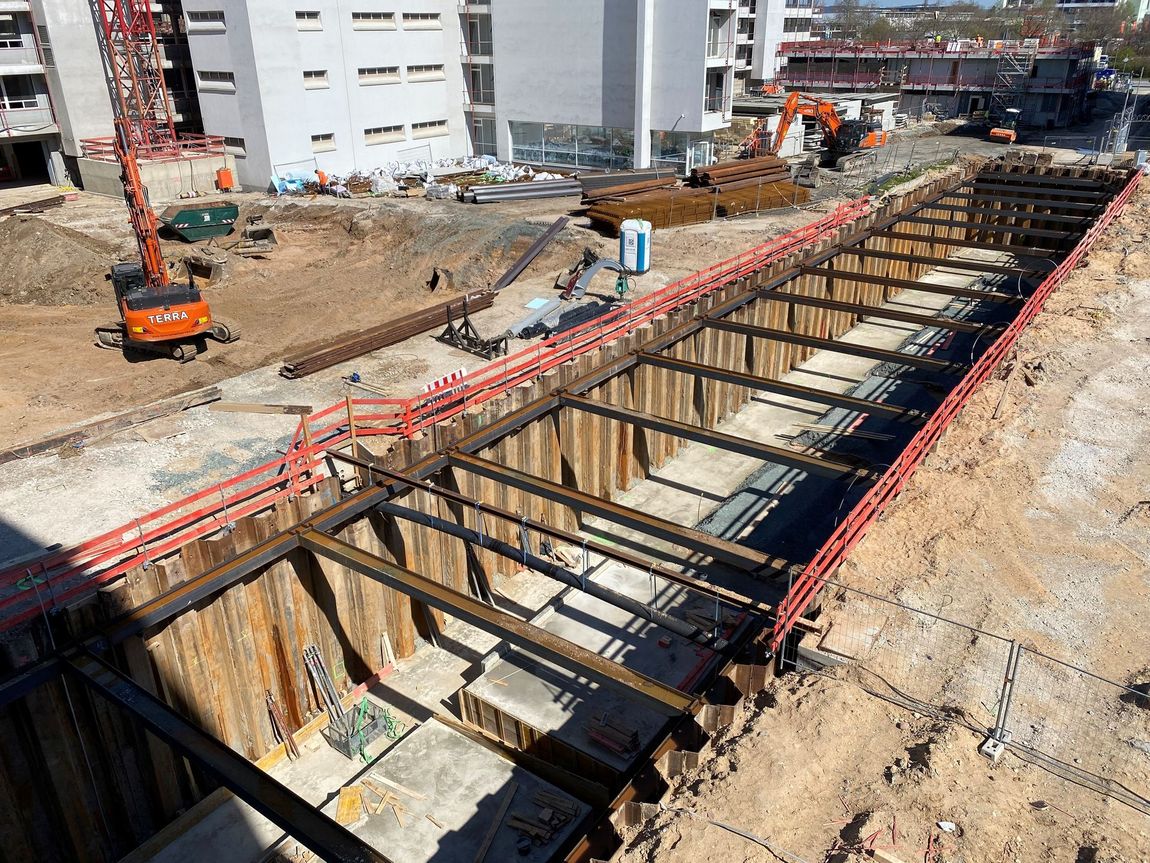 Die TERRA stellte die Baugrube für einen unterirdischen Versorgungskanal für Rechenzentren im Digitalpark Fechenheim her. Für die über 300 m lange Baugrube wurden rd. 7.000 m² Spundwandbohlen eingebracht, die Wasserhaltung betrieben und rd. 26.000 m³ Boden ausgehoben. 