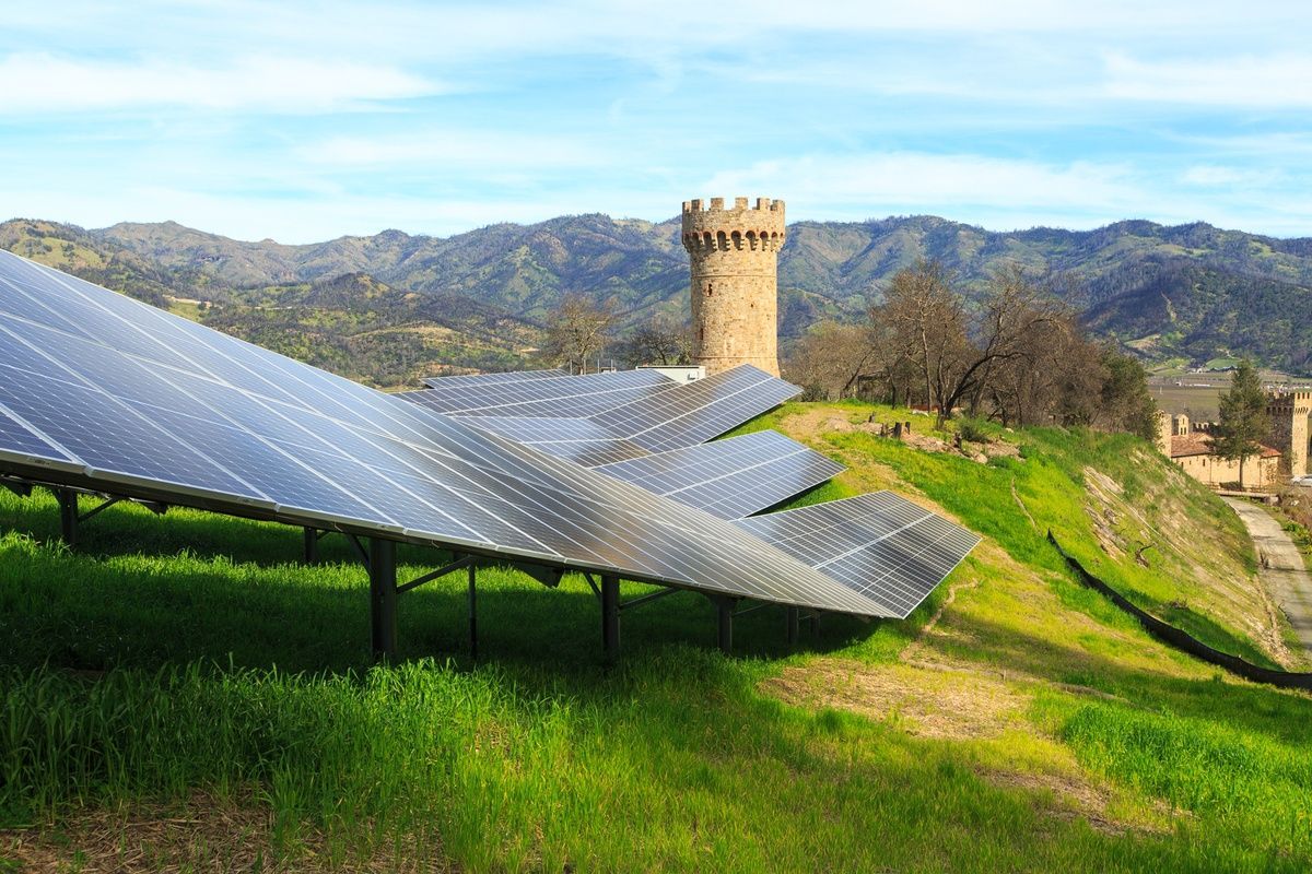 Solar installation and battery microgrid system