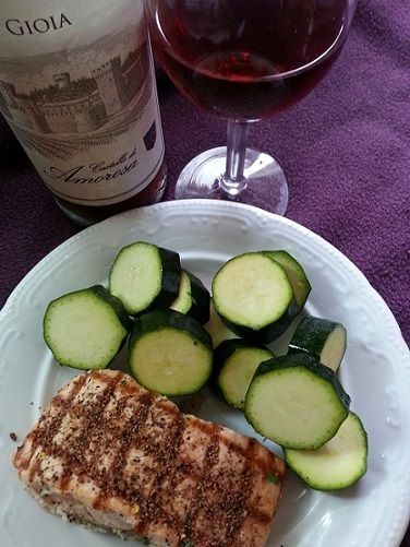 Grilled salmon and zucchini with wine