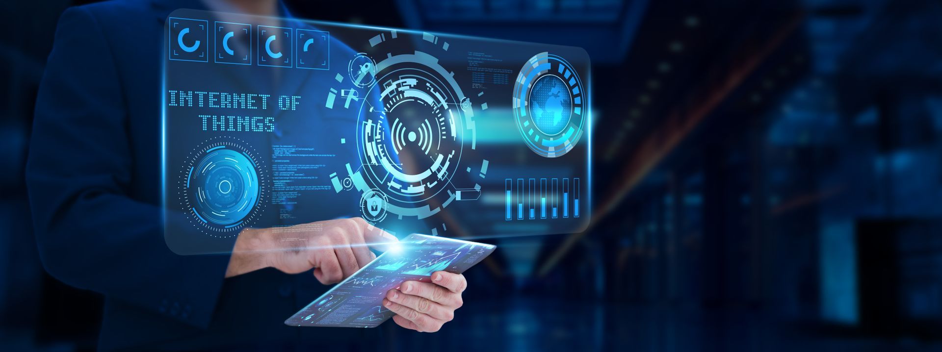 Hände bedienen ein futuristisches blaues holografisches Dashboard mit Diagrammen und Symbolen in einer dunklen Tech-Umgebung